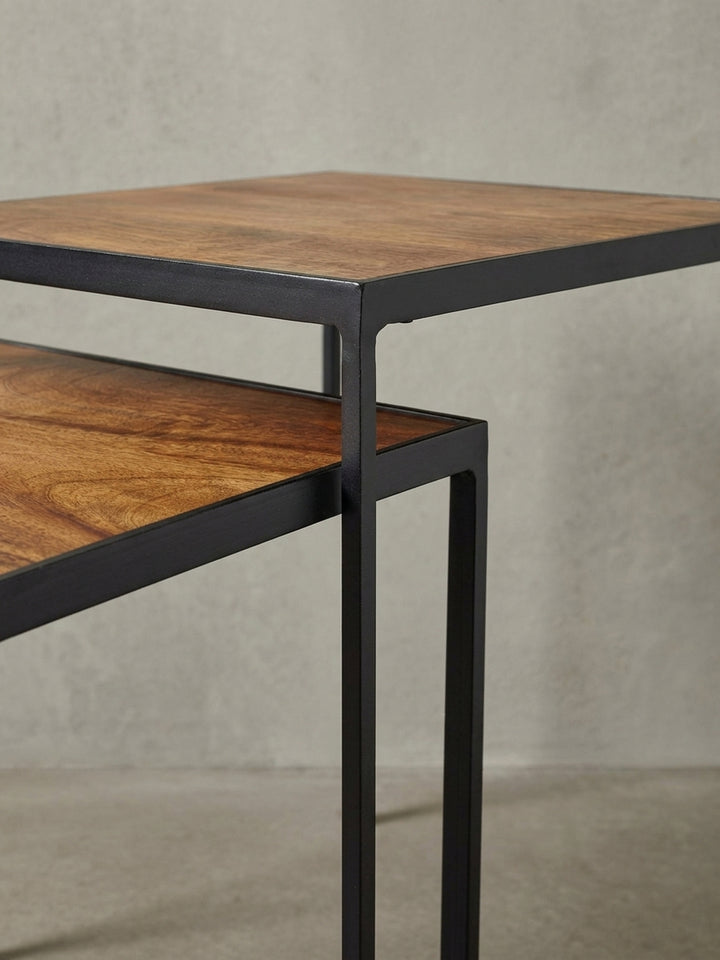 Detail des Eckgelenks am Metallgestell des Beistelltischs, das die robuste und minimalistische Konstruktion des Industrial-Designs unterstreicht._