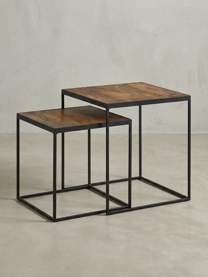 Industrial Couchtisch 2er-Set aus der Dreiviertelperspektive, die die harmonische Kombination aus warmer Mangoholz-Tischplatte und kühlem Metallgestell zeigt._