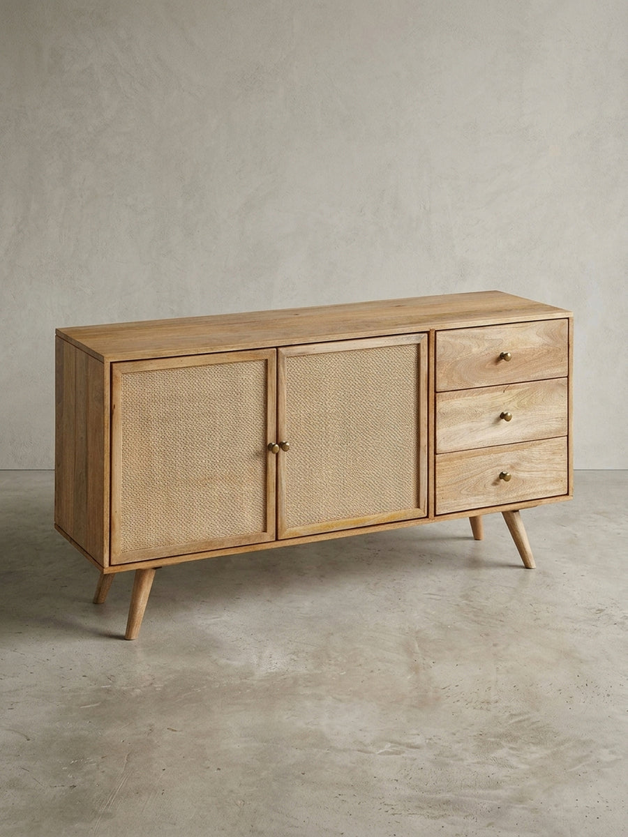 Frontansicht des Sideboards aus Mangoholz massiv mit Wiener Geflecht, freigestellt. Die 75 cm hohe Kommode mit drei Schubladen und zwei Türen auf schrägen Füßen._