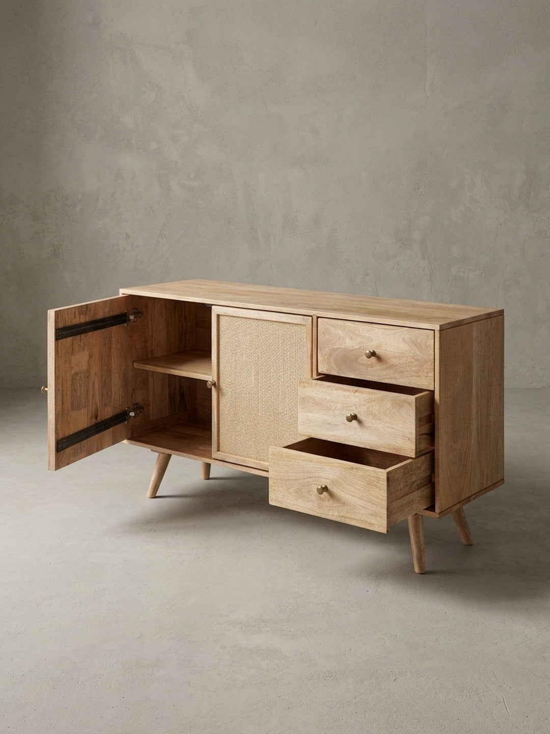 Alternative Perspektive auf das Sideboard, bei der eine Tür geöffnet ist und den inneren Stauraum mit Einlegeboden zeigt. Praktische Aufteilung für das Wohnzimmer._