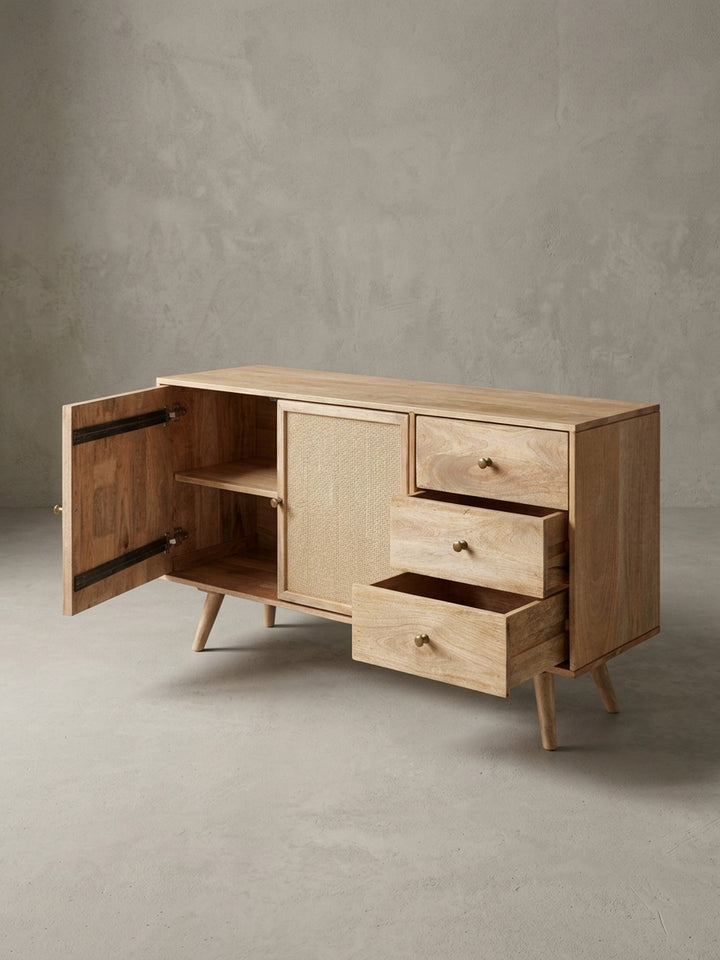 Alternative Perspektive auf das Sideboard, bei der eine Tür geöffnet ist und den inneren Stauraum mit Einlegeboden zeigt. Praktische Aufteilung für das Wohnzimmer._
