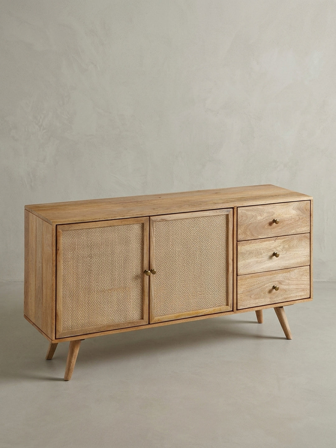 Schräge 3/4-Ansicht der Kommode aus Holz und Rattan auf weißem Hintergrund. Das Design-Möbelstück zeigt seine Tiefe von 40 cm und die Anordnung von Türen und Schubladen._