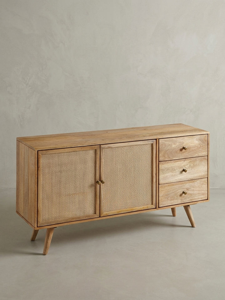 Schräge 3/4-Ansicht der Kommode aus Holz und Rattan auf weißem Hintergrund. Das Design-Möbelstück zeigt seine Tiefe von 40 cm und die Anordnung von Türen und Schubladen._