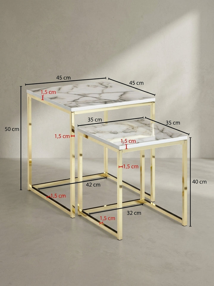 Detailansicht der unteren Konstruktion der quadratischen Beistelltische in Weiß und Gold, die die saubere Verschweißung des Stahlgestells und die solide Auflage der folierten Holzwerkstoffplatten dokumentiert._