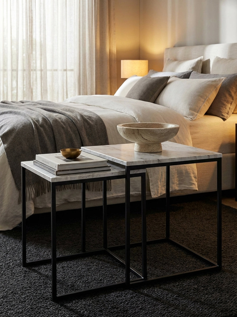 Detailaufnahme der Tischplatte eines Couchtisches in Marmor-Optik, die feine graue Maserung und die pflegeleichte PVC-Oberfläche werden sichtbar._