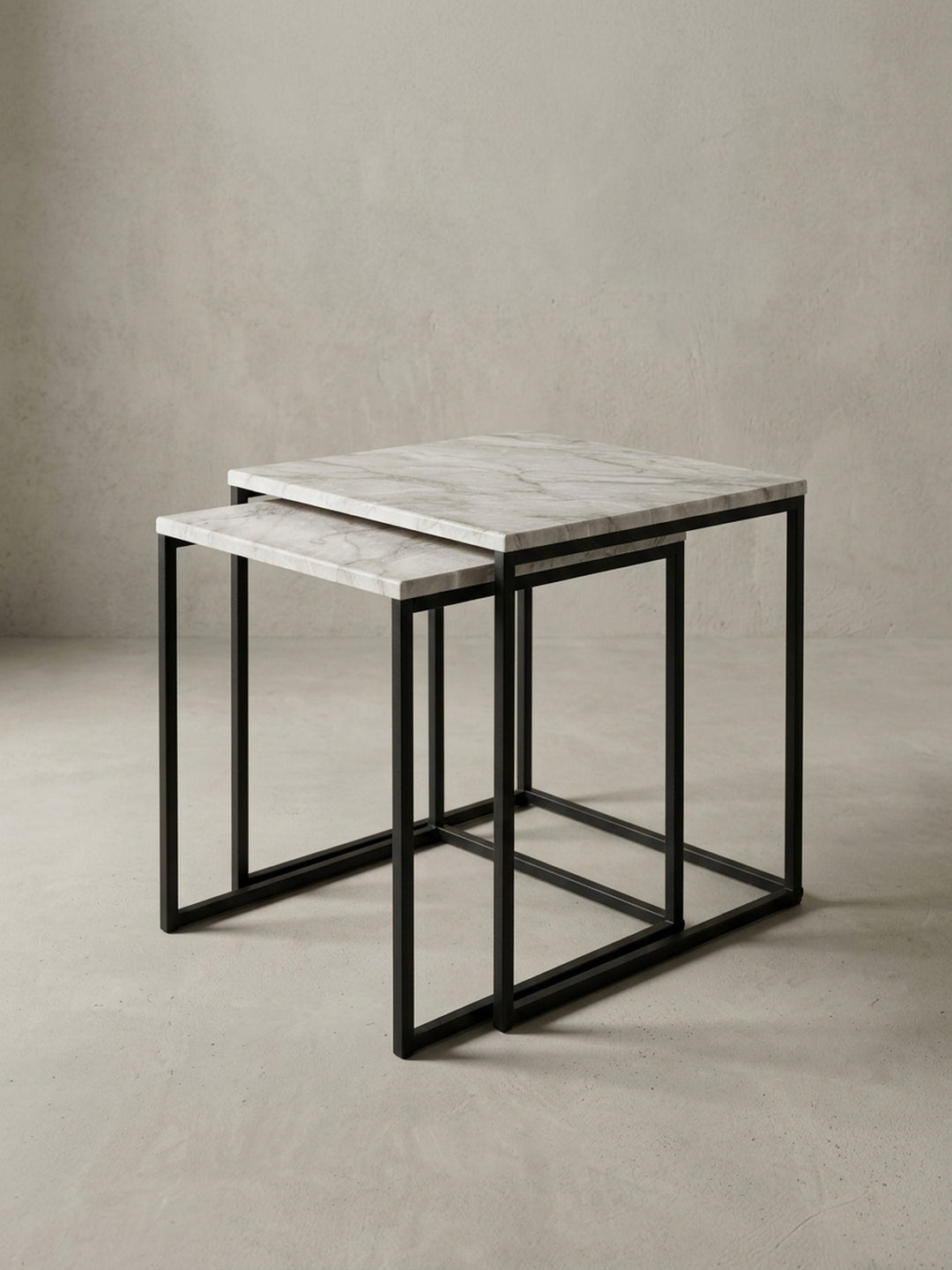 Flexibler Anstelltisch für das moderne Wohnzimmer, das 2er-Set kann getrennt oder zusammen als kompakte Ablagefläche genutzt werden._