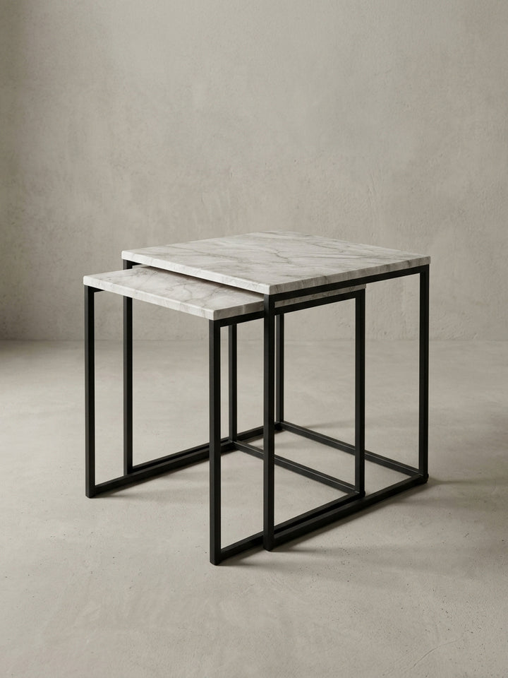 Flexibler Anstelltisch für das moderne Wohnzimmer, das 2er-Set kann getrennt oder zusammen als kompakte Ablagefläche genutzt werden._