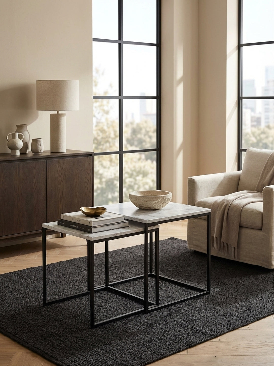 Quadratischer Beistelltisch von oben gesehen, das 2-teilige Set mit Marmor-Optik auf einem Holzboden, zeigt die flexible Anordnung im Raum._