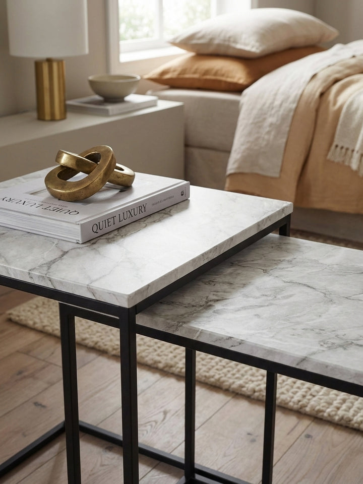 Detailaufnahme der Tischplatte eines Couchtisches in Marmor-Optik, die feine graue Maserung und die pflegeleichte PVC-Oberfläche werden sichtbar._