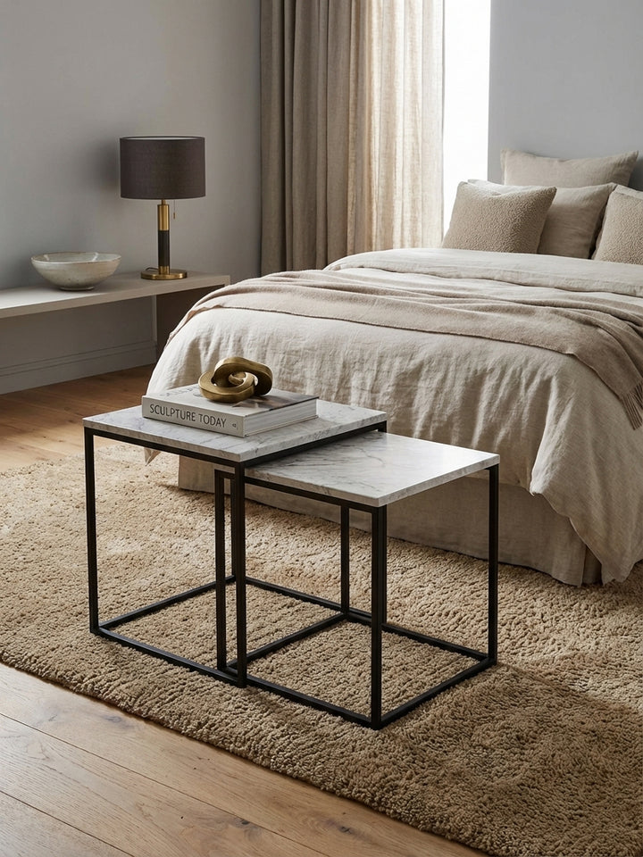 Quadratischer Beistelltisch von oben gesehen, das 2-teilige Set mit Marmor-Optik auf einem Holzboden, zeigt die flexible Anordnung im Raum._