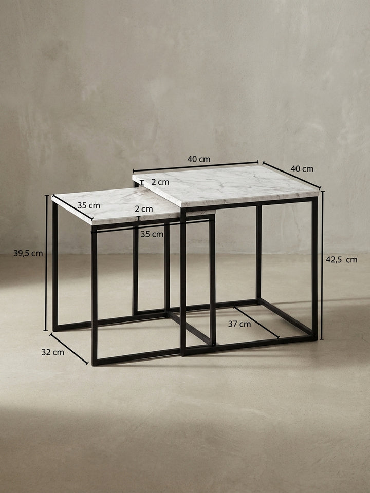 Rückansicht des kleinen Satztisches, der teilweise unter dem größeren Tisch steht, die stabile Konstruktion des pulverbeschichteten Stahlgestells ist erkennbar._