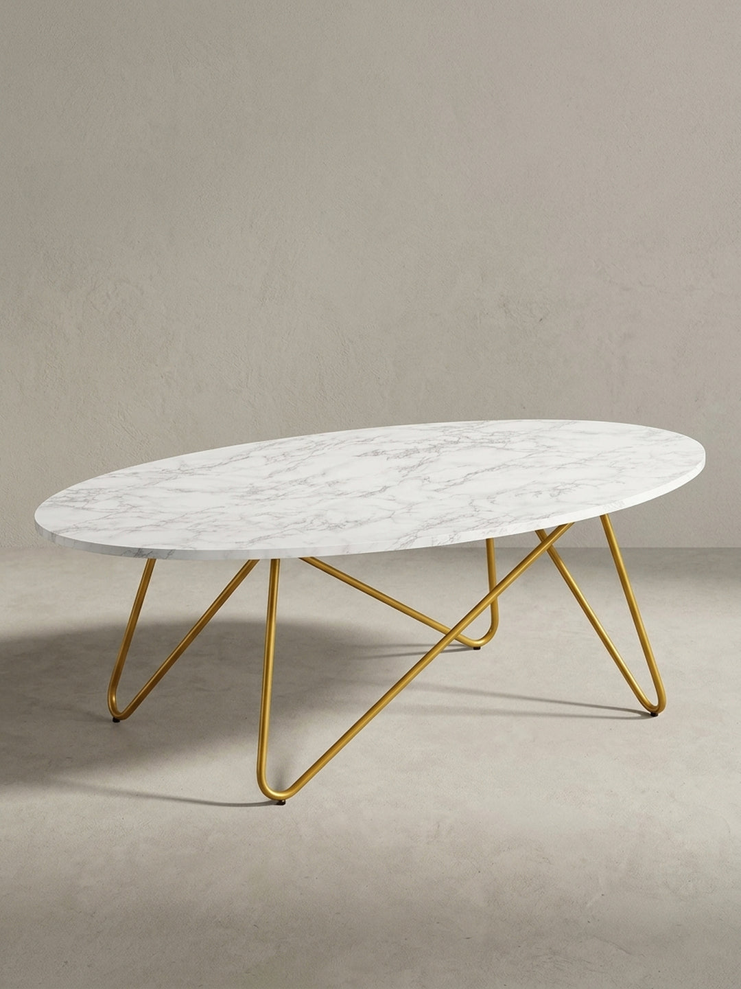 Moderner Loungetisch in ovaler Form aus der 3/4-Ansicht, das skulpturale goldene Metallgestell und die marmorierte Tischplatte sind aus diesem Winkel gut erkennbar._