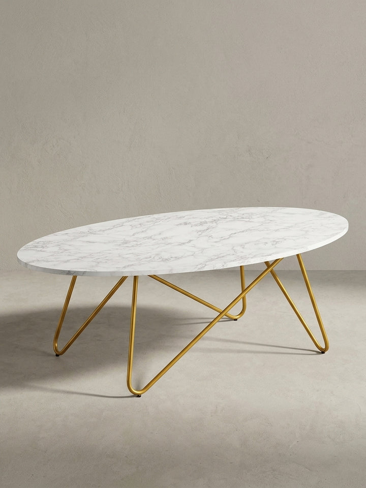 Moderner Loungetisch in ovaler Form aus der 3/4-Ansicht, das skulpturale goldene Metallgestell und die marmorierte Tischplatte sind aus diesem Winkel gut erkennbar._