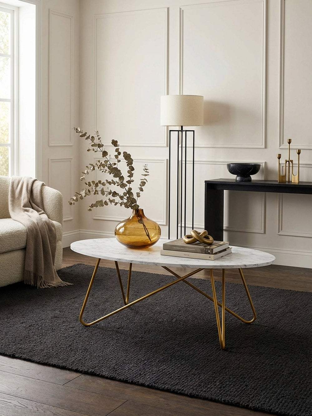 Ovaler Sofatisch 120x60 cm von oben betrachtet, zeigt die großzügige Marmor-Optik Oberfläche als Mittelpunkt einer modernen und gemütlichen Wohnzimmereinrichtung._