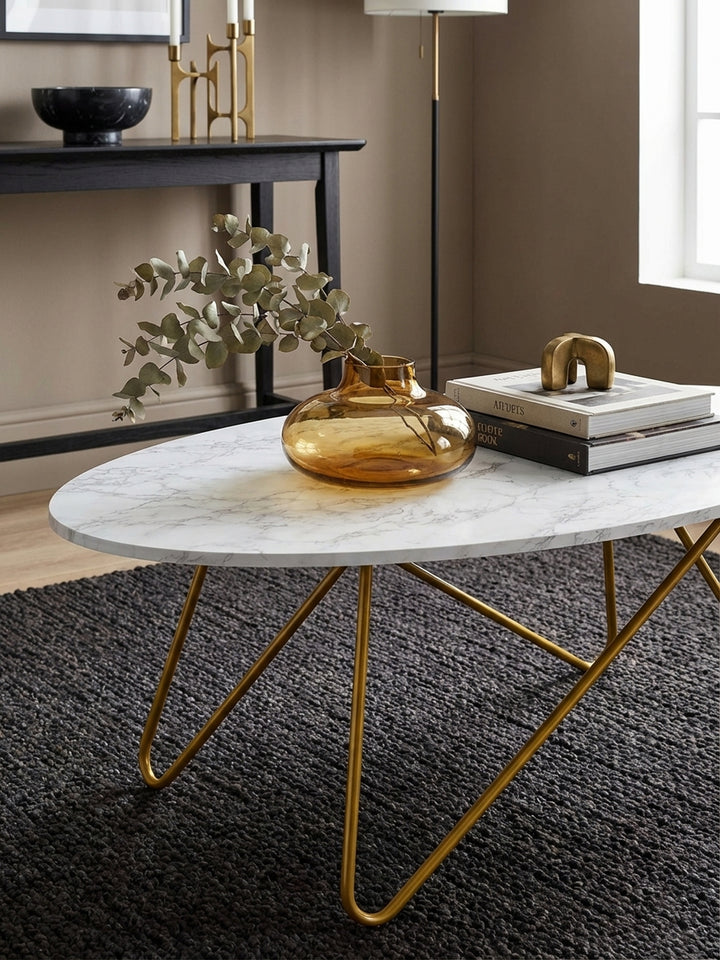 Nahaufnahme der Tischplatte eines Couchtisches, die die realistische weiße Marmor-Optik mit grauer Maserung und die pflegeleichte PVC-Beschichtung detailliert zeigt._