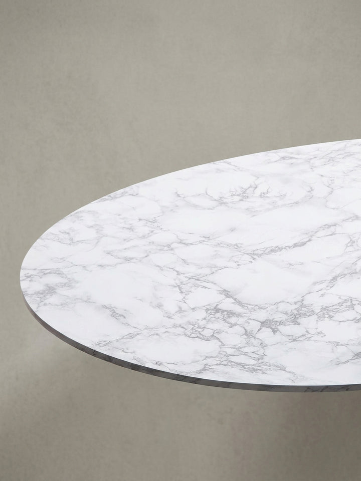 Wohnzimmertisch 120x40x60 cm in Marmor-Optik, die die glatte, pflegeleichte Oberfläche und die elegante ovale Form des Designs für ein modernes Ambiente hervorhebt._