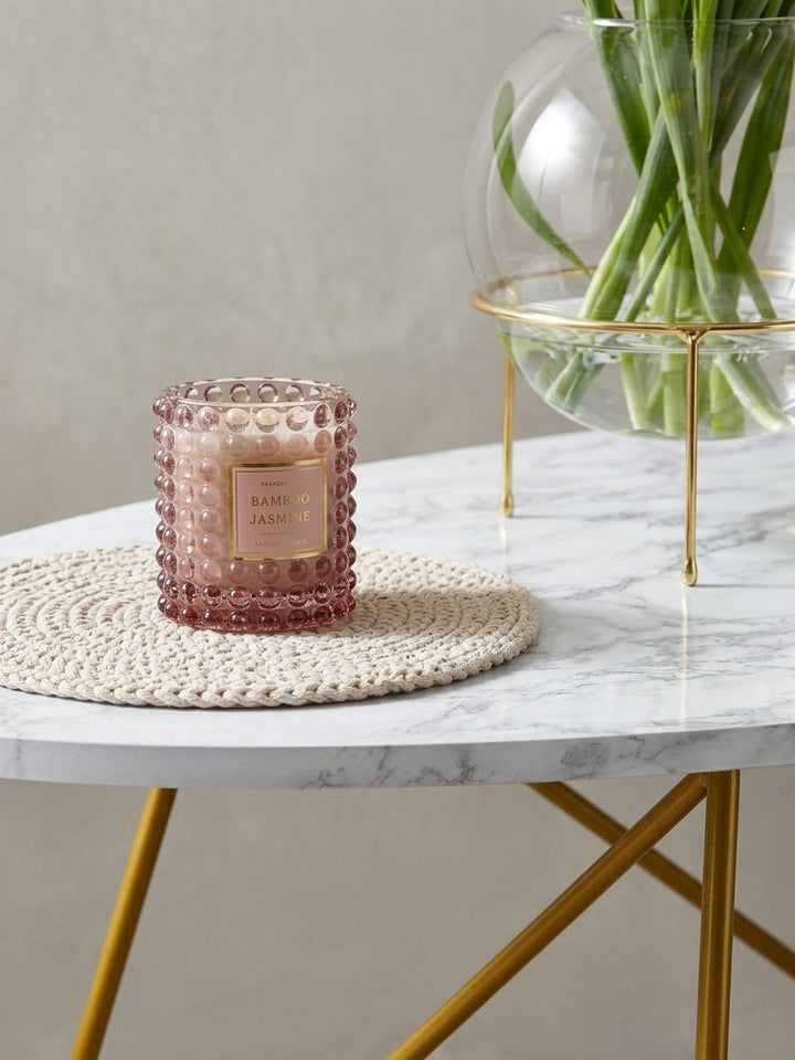 Fokus auf die abgerundete Kante der 2 cm starken MDF-Tischplatte in Marmoroptik und den Übergang zum filigranen goldenen Beingestell des Loungetisches._