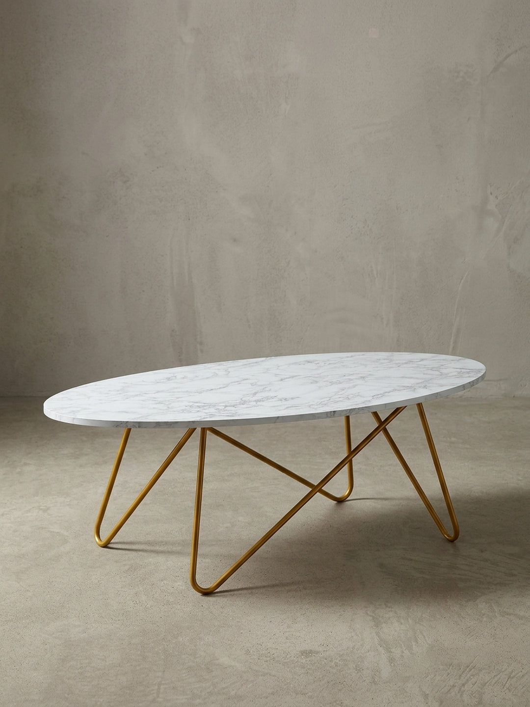 Der ovale Couchtisch aus einer seitlichen Perspektive, die die schlanke Silhouette und das Zusammenspiel von der 2 cm dicken Platte und dem luftigen Metallgestell betont._