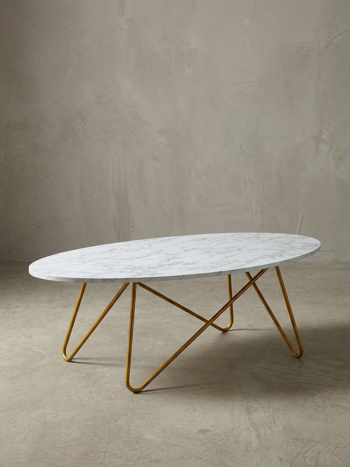 Der ovale Couchtisch aus einer seitlichen Perspektive, die die schlanke Silhouette und das Zusammenspiel von der 2 cm dicken Platte und dem luftigen Metallgestell betont._