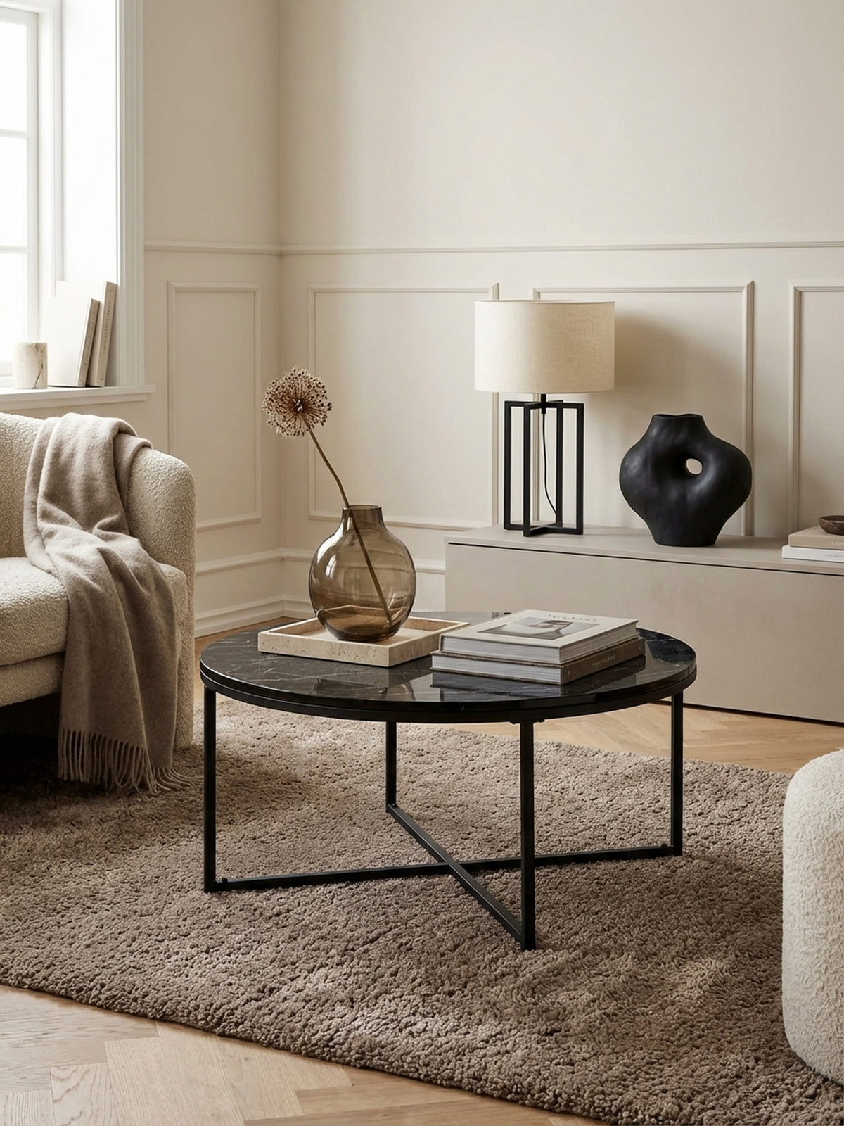 Couchtisch in schwarzer Marmor-Optik im Zentrum eines modernen Wohnzimmers, kombiniert mit einem beigen Sofa und elegantem Dekor für ein luxuriöses Ambiente.