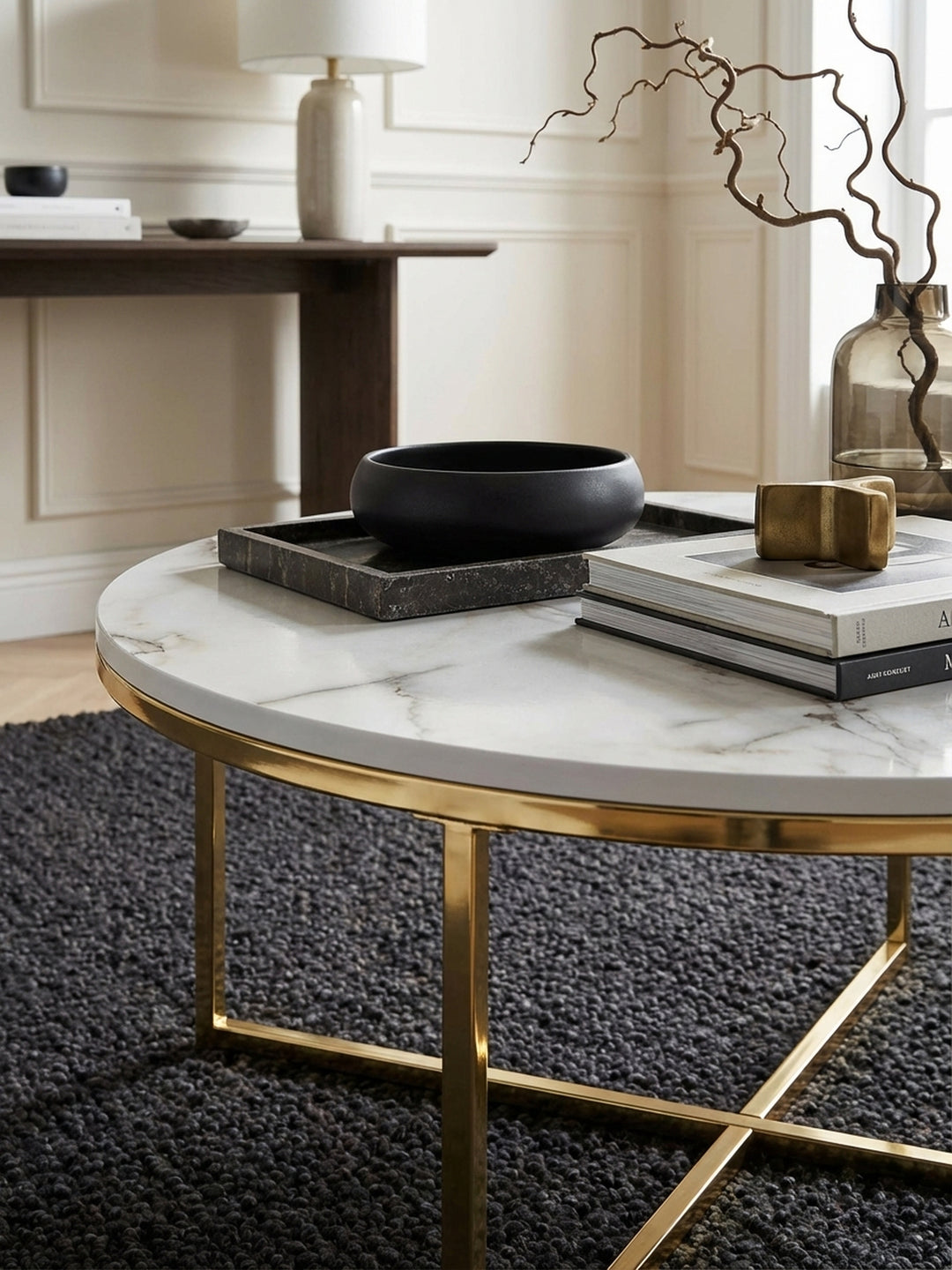 Nahaufnahme der Tischplatte in Marmor-Optik, die die feine graue Maserung auf der weißen, PVC-beschichteten Oberfläche des Sofatischs detailreich abbildet._