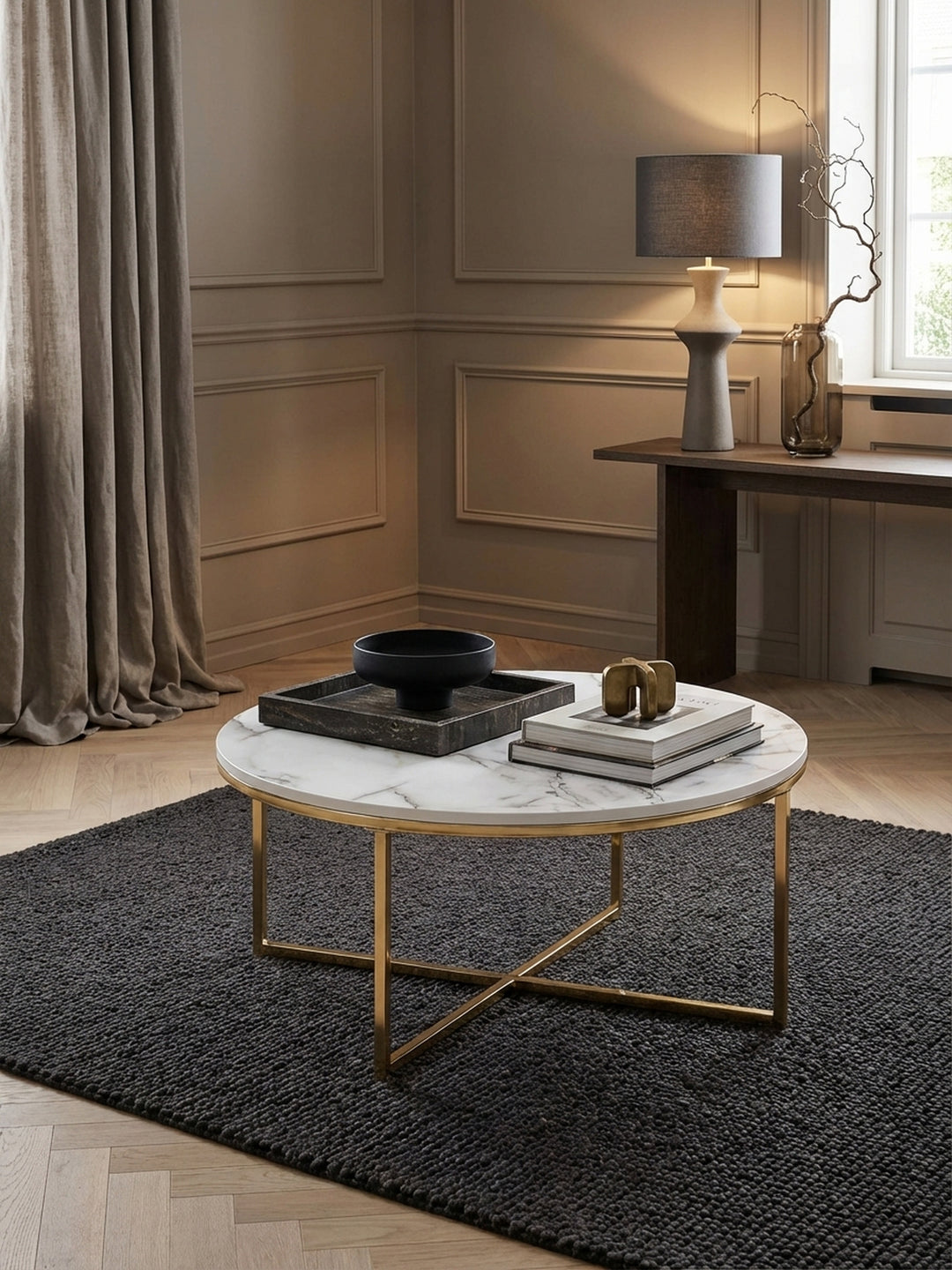 Runder Wohnzimmertisch 80x35 cm von oben, der die glänzende Marmor-Optik und das filigrane goldene Kreuzgestell auf einem texturierten Teppich zeigt._