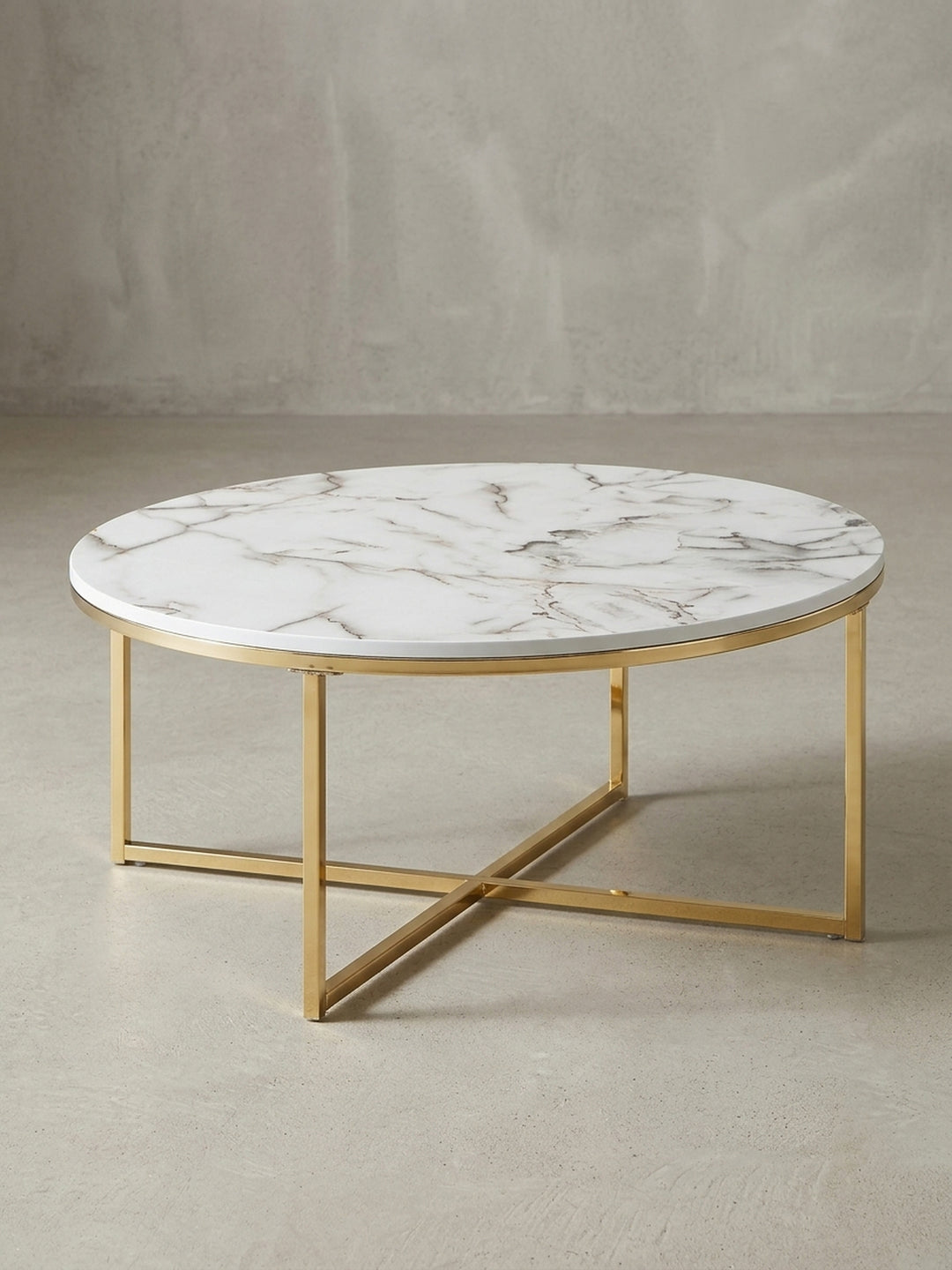 Profilansicht des niedrigen Sofatischs (Höhe 35 cm) zeigt das schlanke Design des goldenen Gestells und die dünne Tischplatte in Marmor-Optik._