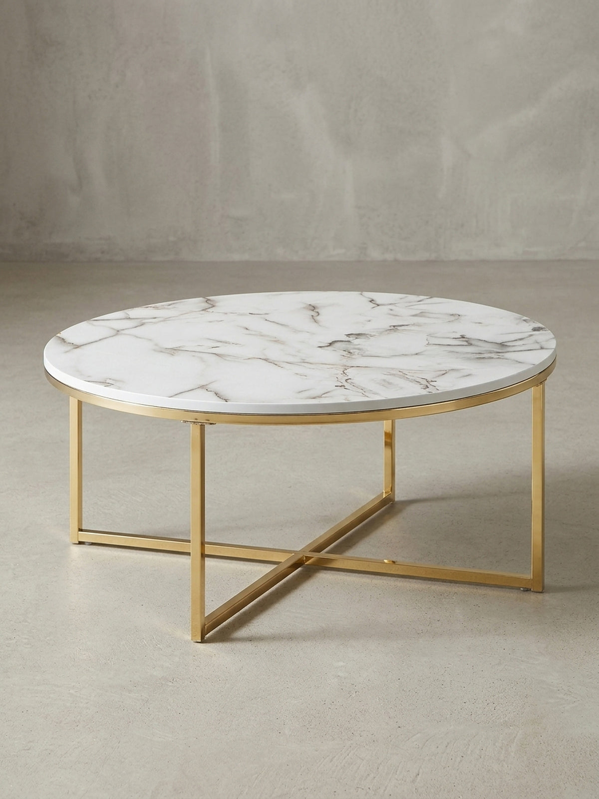 Profilansicht des niedrigen Sofatischs (Höhe 36 cm) zeigt das schlanke Design des goldenen Gestells und die dünne Tischplatte in Marmor-Optik._