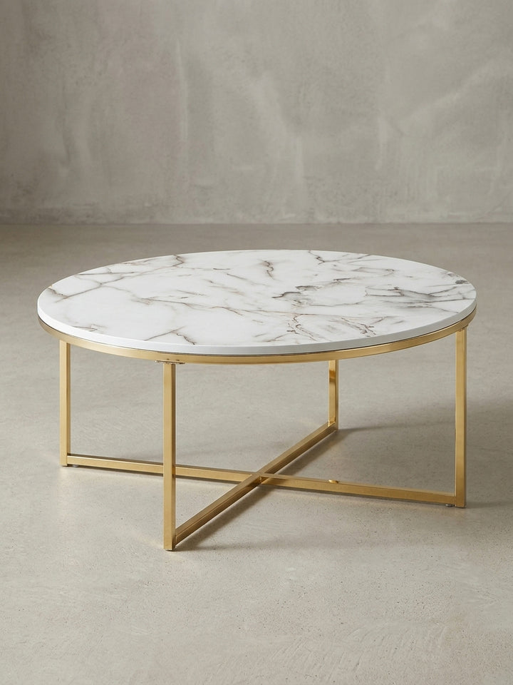 Profilansicht des niedrigen Sofatischs (Höhe 35 cm) zeigt das schlanke Design des goldenen Gestells und die dünne Tischplatte in Marmor-Optik._