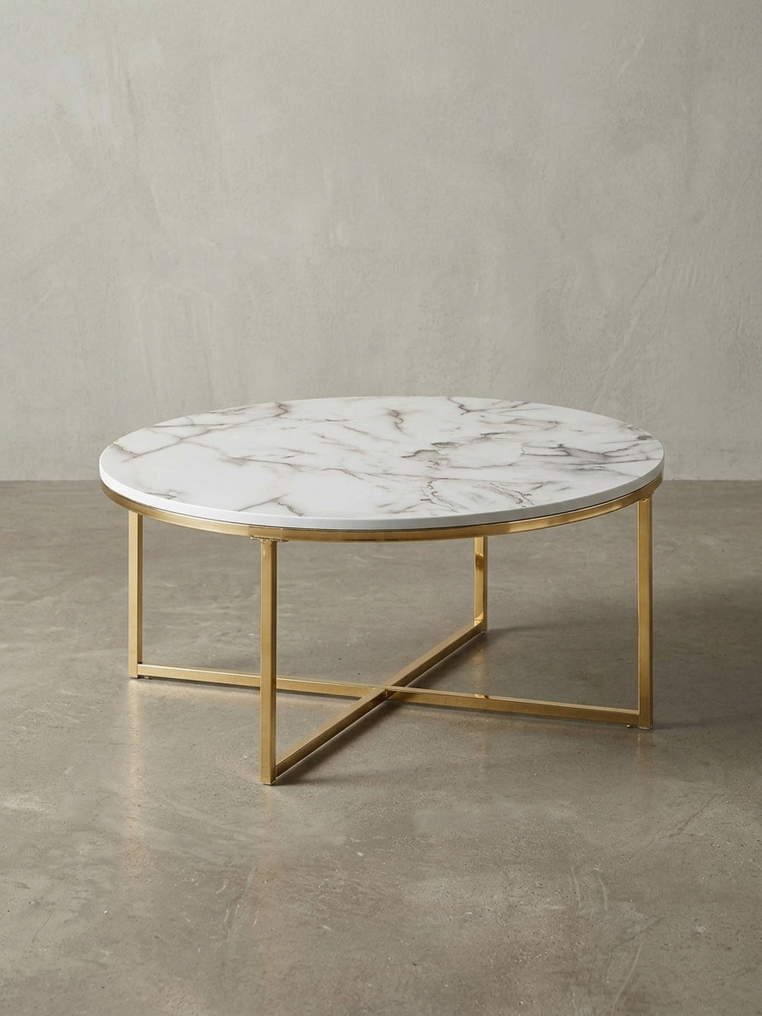 Gesamtüberblick des runden Couchtischs, der die Materialkombination aus weißer Marmor-Optik (MDF) und goldfarbenem Stahlgestell elegant präsentiert._