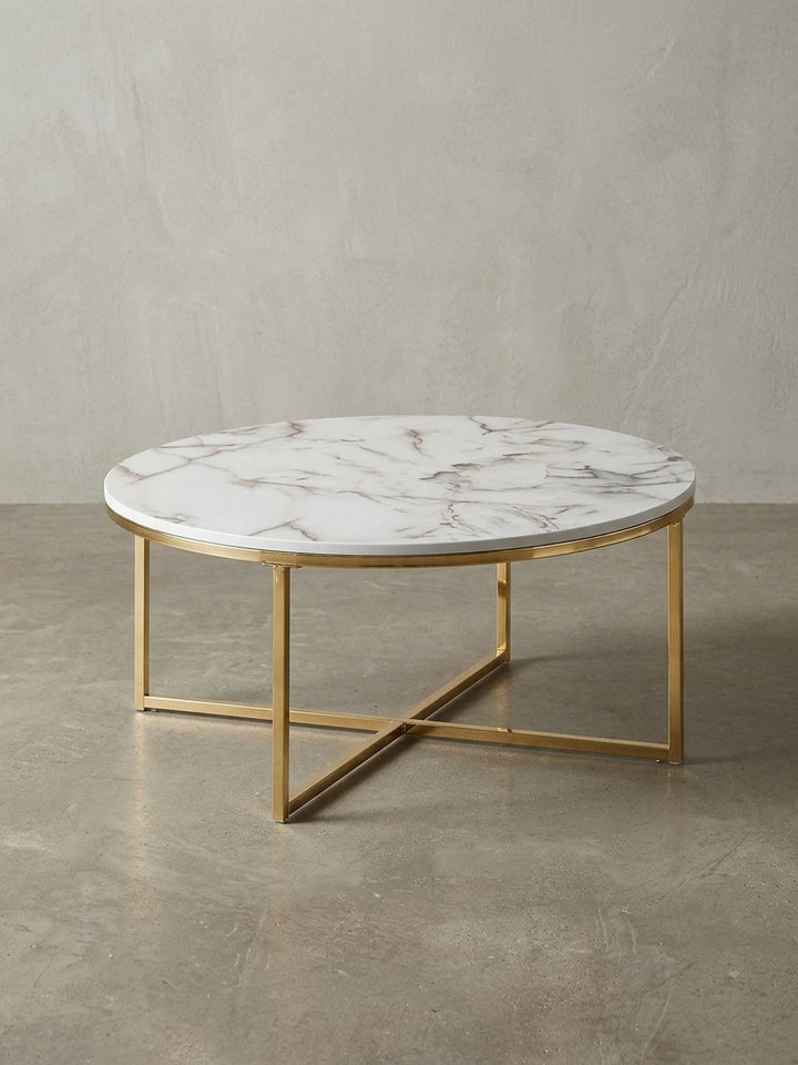 Gesamtüberblick des runden Couchtischs, der die Materialkombination aus weißer Marmor-Optik (MDF) und goldfarbenem Stahlgestell elegant präsentiert._