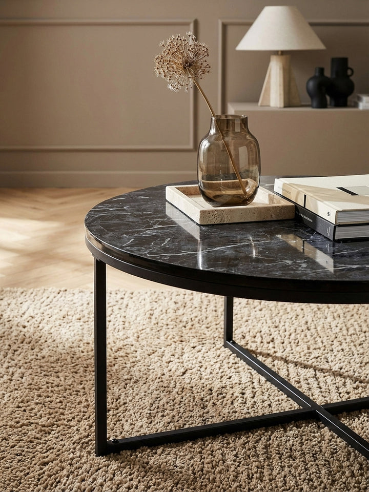 Detailaufnahme der Tischplatte aus foliertem MDF in täuschend echter schwarzer Marmor-Optik mit feiner weißer Maserung und schützender PVC-Beschichtung._