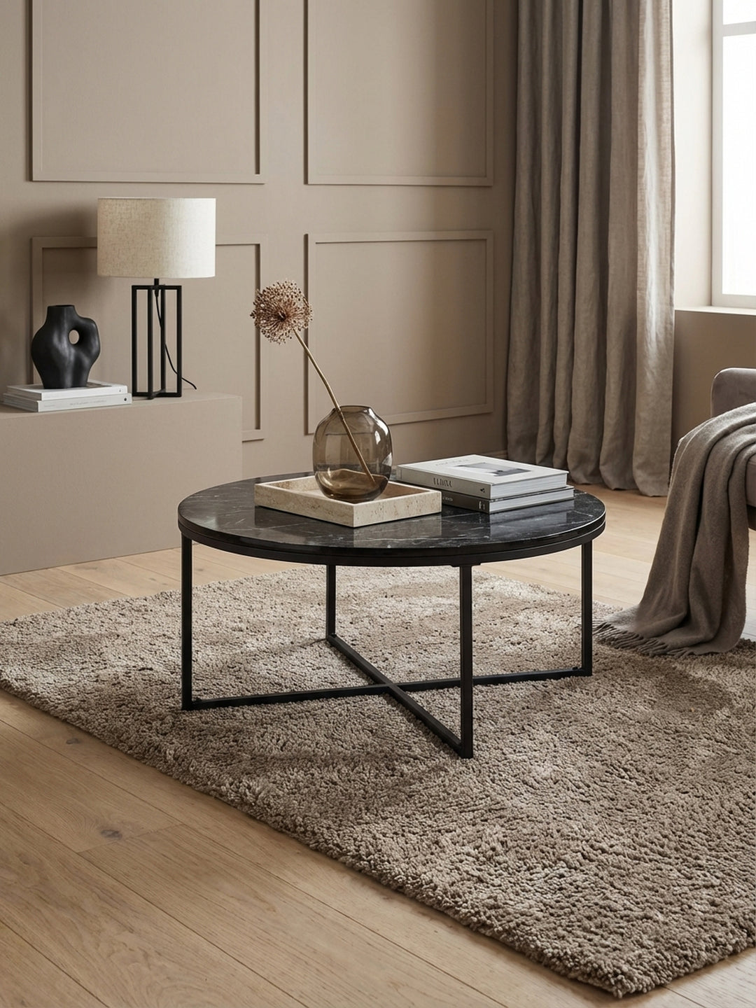 Runder Sofatisch mit 80 cm Marmor-Optik-Platte von oben gesehen auf einem grauen Teppich, perfekt arrangiert mit Teekanne und Tasse im Wohnzimmer._