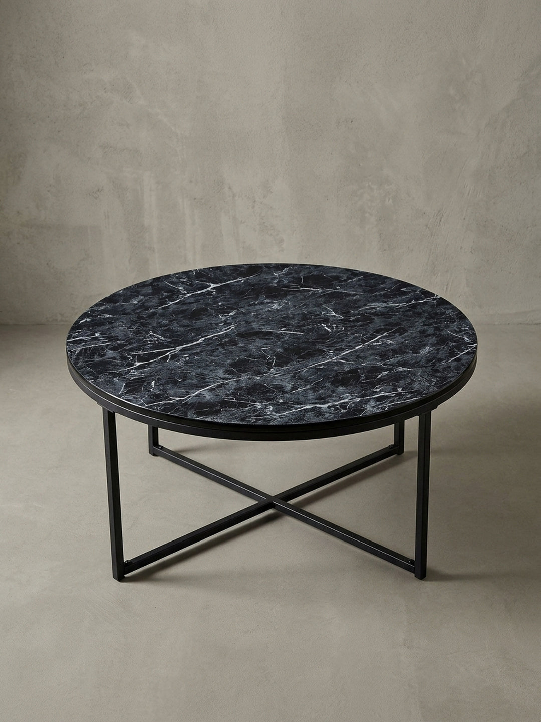 Perspektivische Ansicht des runden Couchtischs, die das elegante Zusammenspiel der glänzenden Marmor-Optik-Oberfläche und des mattschwarzen Gestells zeigt._