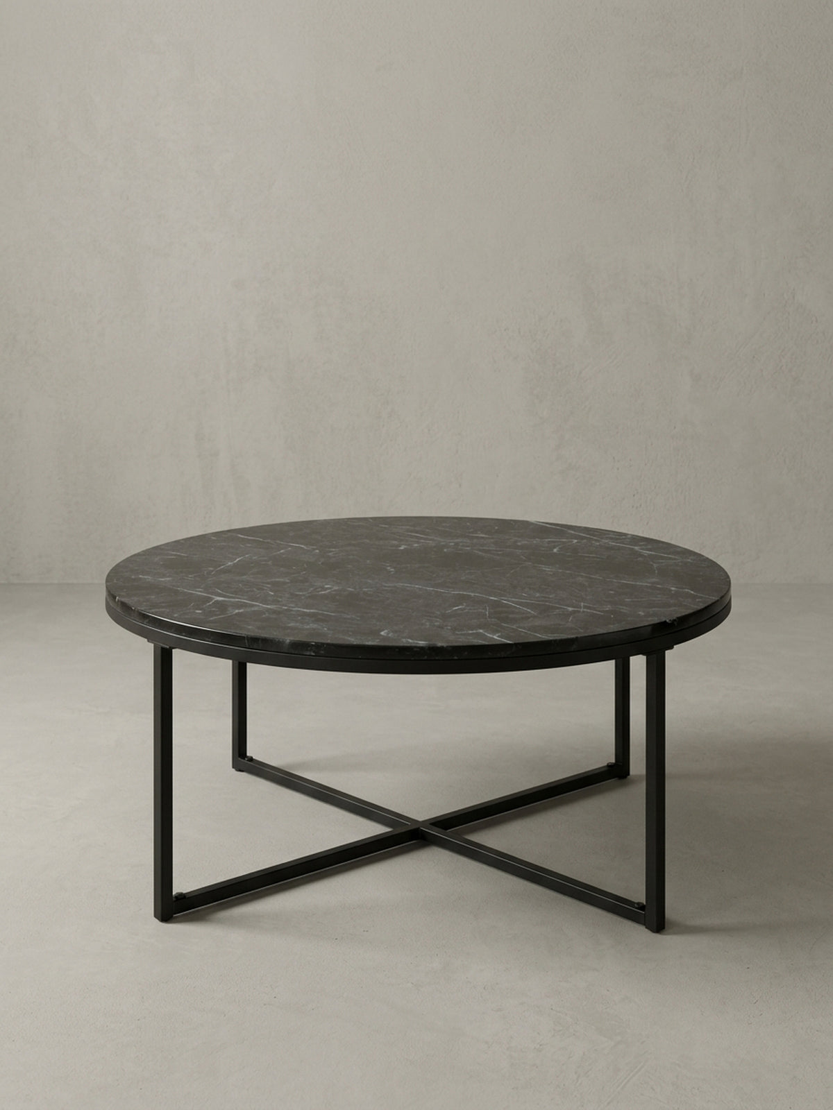 Seitenansicht des 35 cm hohen Sofatischs, der die schlanke Silhouette des schwarzen Metallgestells und die dünne Tischplatte in Marmor-Optik zeigt._
