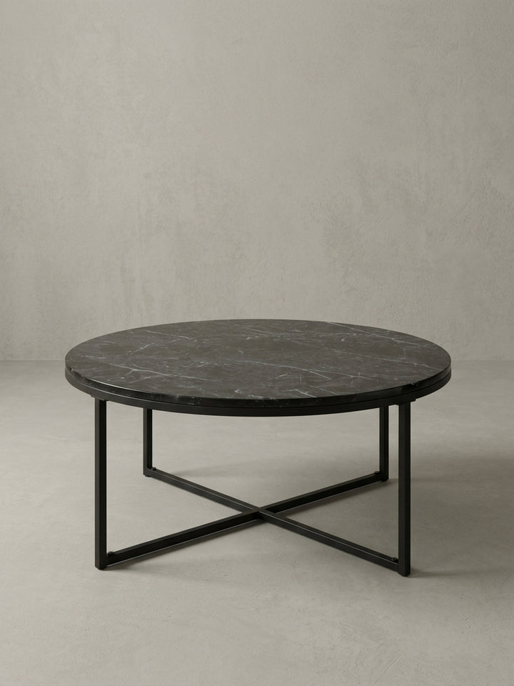 Seitenansicht des 35 cm hohen Sofatischs, der die schlanke Silhouette des schwarzen Metallgestells und die dünne Tischplatte in Marmor-Optik zeigt._