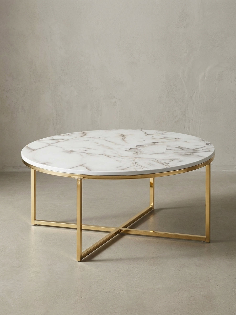Moderner Couchtisch rund 80 cm Durchmesser in Frontalansicht, mit weißer Tischplatte in Marmor-Optik und einem glänzenden, goldenen Metallgestell._