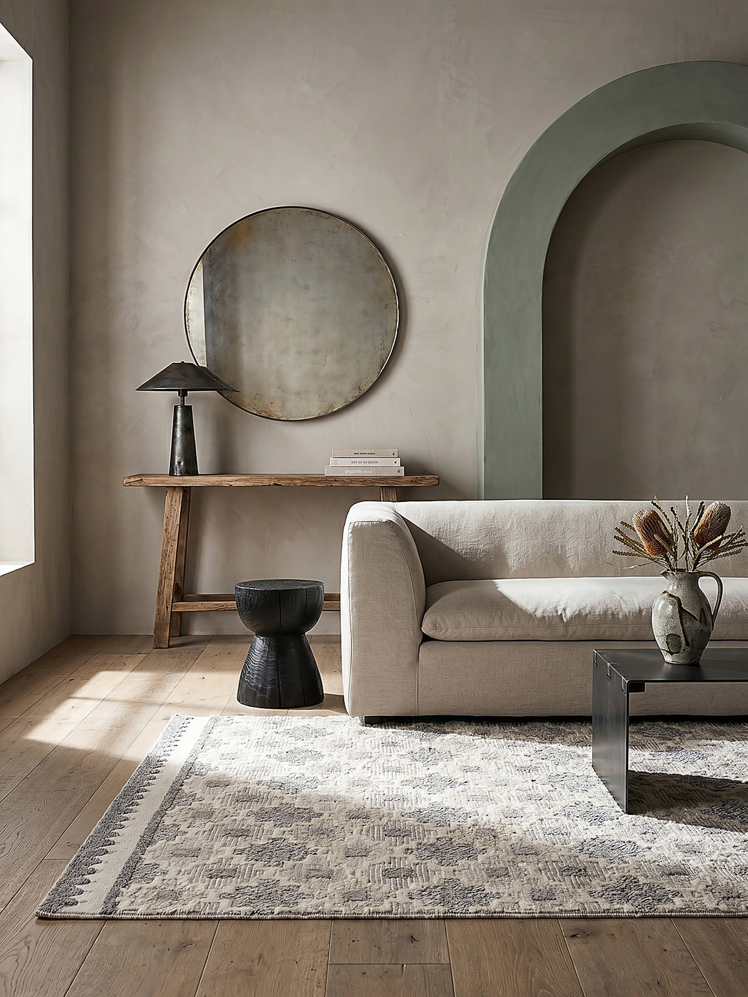 Teppich Grau-Beige rechteckig Editorial Interior als Designobjekt drapiert hochwertige Wohnaccessoires_