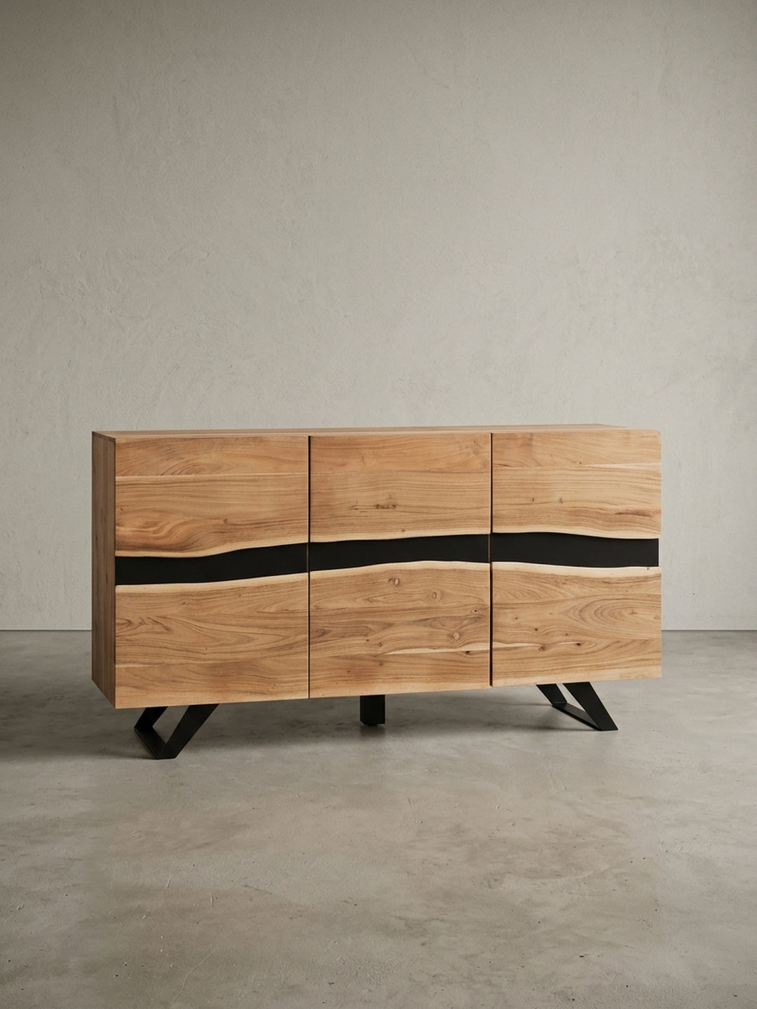 Frontale Ansicht des 148cm breiten Sideboards aus massiver Akazie. Drei grifflose Türen mit Magnetstopper, organisches Baumkanten-Design und stabile schwarze Metallkufen._