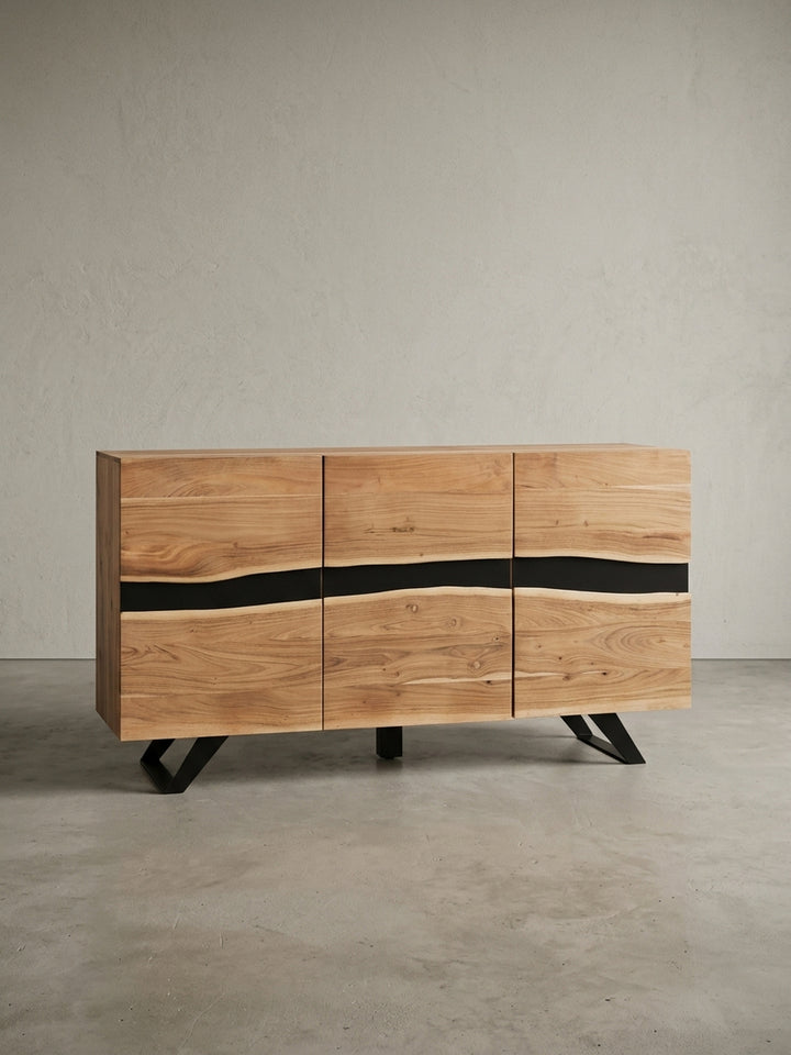 Frontale Ansicht des 148cm breiten Sideboards aus massiver Akazie. Drei grifflose Türen mit Magnetstopper, organisches Baumkanten-Design und stabile schwarze Metallkufen._