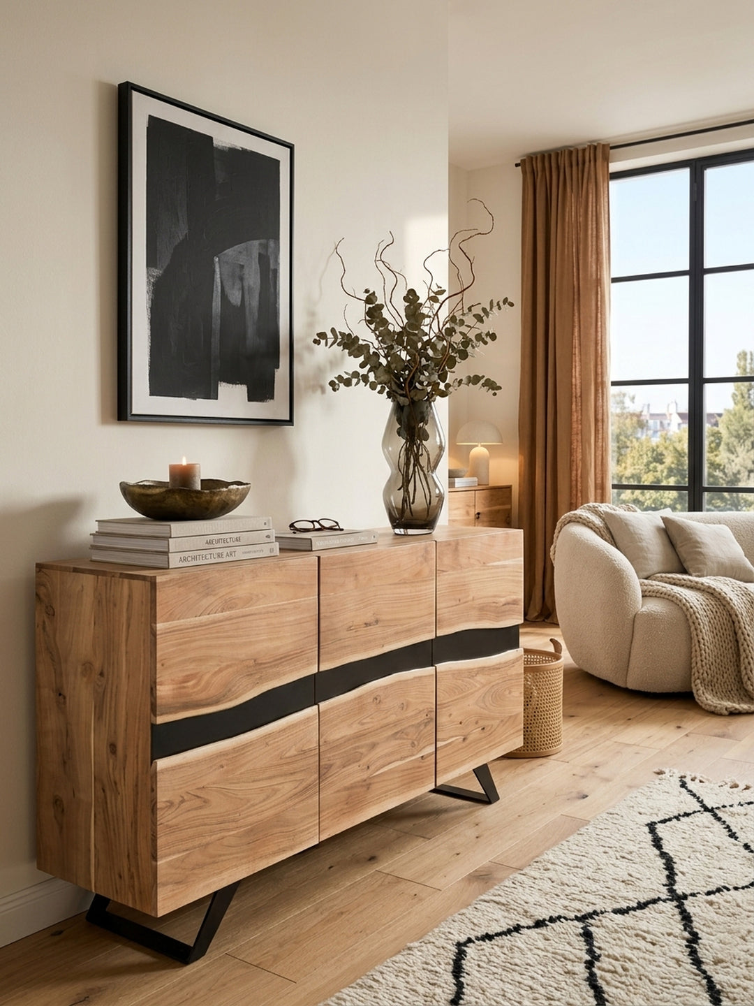 Draufsicht auf das Akazienholz Anrichte-Sideboard im Essbereich. Die geschwungene Baumkante und der schwarze Mittelstreifen gliedern den Raum und betonen die organische Form._
