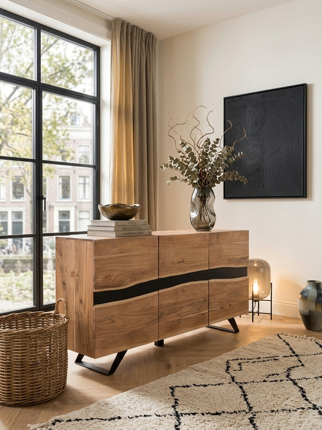 Elegantes Massivholz Sideboard Akazie 148x85x43cm im stilvollen Esszimmer. Die warme Holzmaserung und schwarze Metallfüße setzen luxuriöse Akzente im modernen Organic-Design._