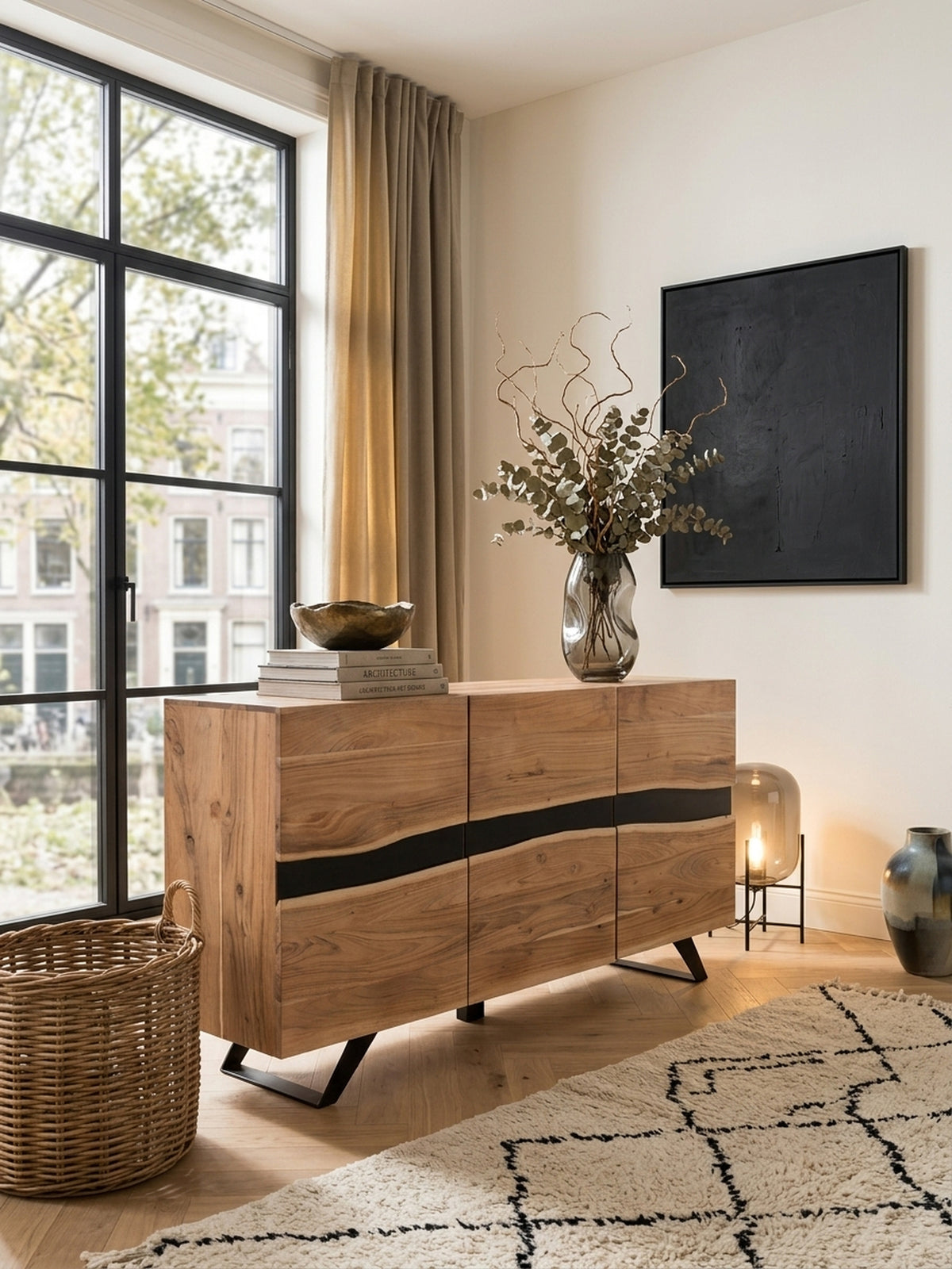Elegantes Massivholz Sideboard Akazie 148x85x43cm im stilvollen Esszimmer. Die warme Holzmaserung und schwarze Metallfüße setzen luxuriöse Akzente im modernen Organic-Design._