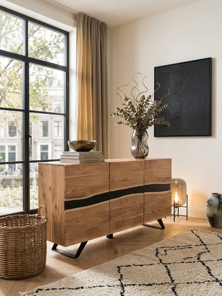 Elegantes Massivholz Sideboard Akazie 148x85x43cm im stilvollen Esszimmer. Die warme Holzmaserung und schwarze Metallfüße setzen luxuriöse Akzente im modernen Organic-Design._
