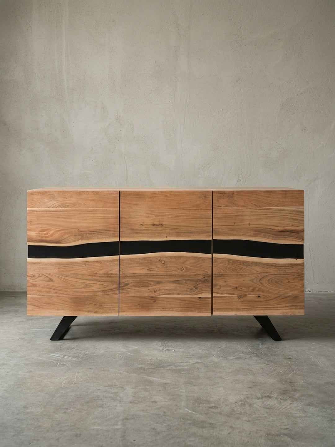 Versetzte Ansicht der geräumigen Wohnzimmer-Kommode. Die 85cm Höhe eignet sich perfekt für Dekorationen, während der Korpus aus Akazie massiv viel versteckten Stauraum bietet._