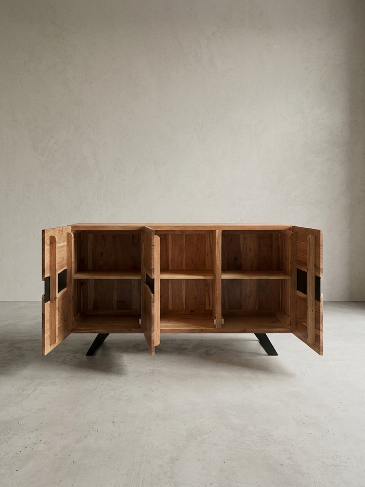Fokus auf die Metallkufen des Landhaus-Sideboards. Die mattschwarzen Beine harmonieren perfekt mit dem dunklen Akzentstreifen der grifflosen Massivholz-Fronten._