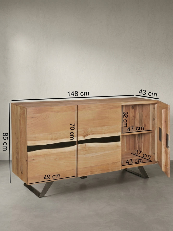 Detailansicht der grifflosen Türen des Akazien-Sideboards. Die organisch geformte schwarze Mittelpartie dient als optisches Highlight dieser hochwertigen Massivholz-Anrichte._