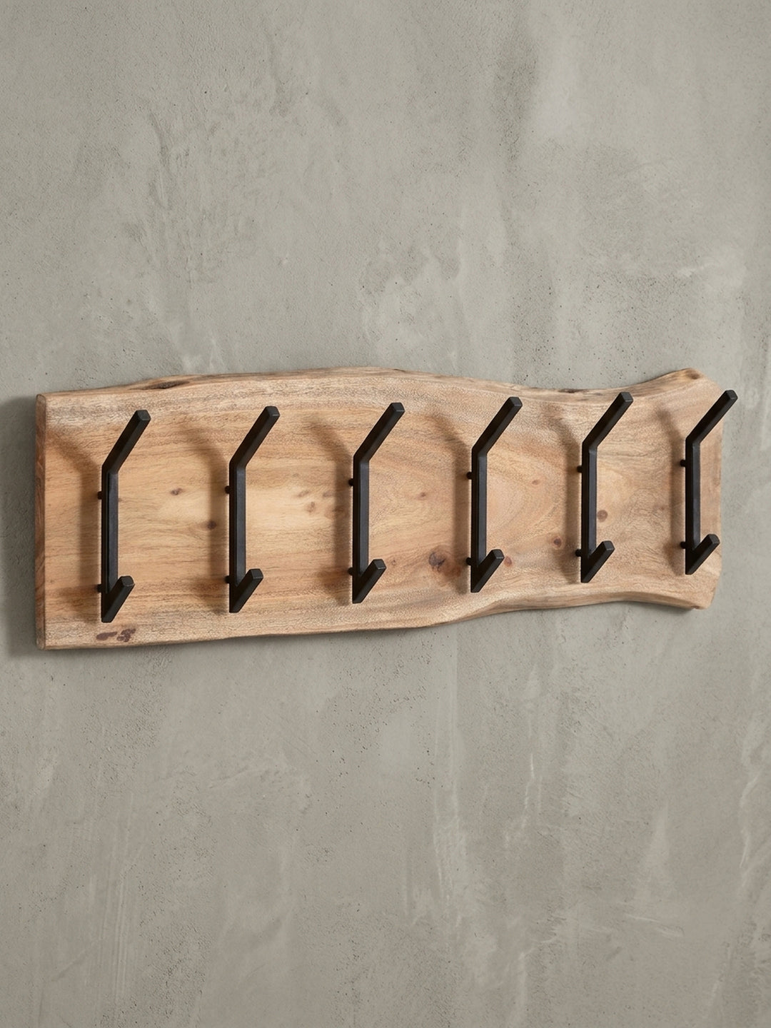 Die Design Wandgarderobe verbindet warmes Massivholz mit kühlem, industriellem Metall zu einer funktionalen Hakenleiste für den Flur._
