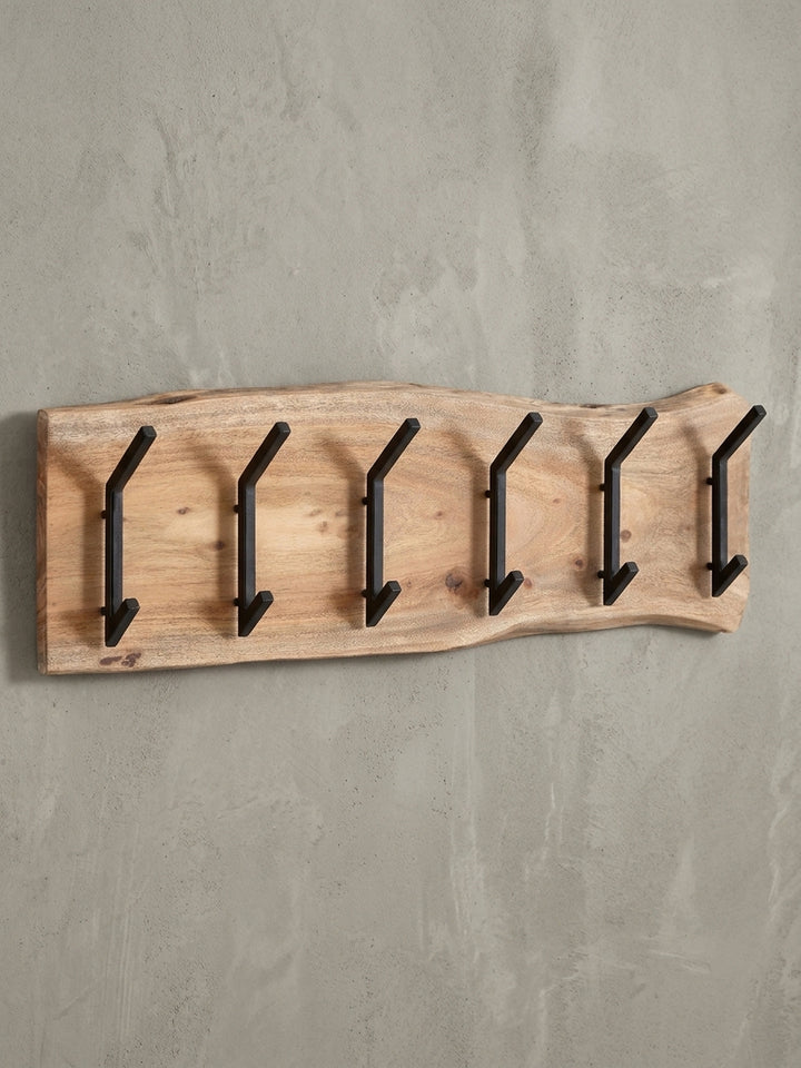 Die Design Wandgarderobe verbindet warmes Massivholz mit kühlem, industriellem Metall zu einer funktionalen Hakenleiste für den Flur._