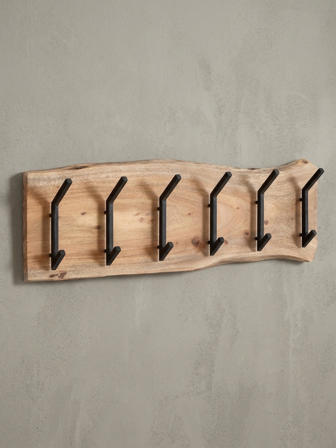 Seitenansicht der Flurgarderobe, die das schlanke Profil des Massivholzes und den Abstand der Haken zur Wand zeigt._
